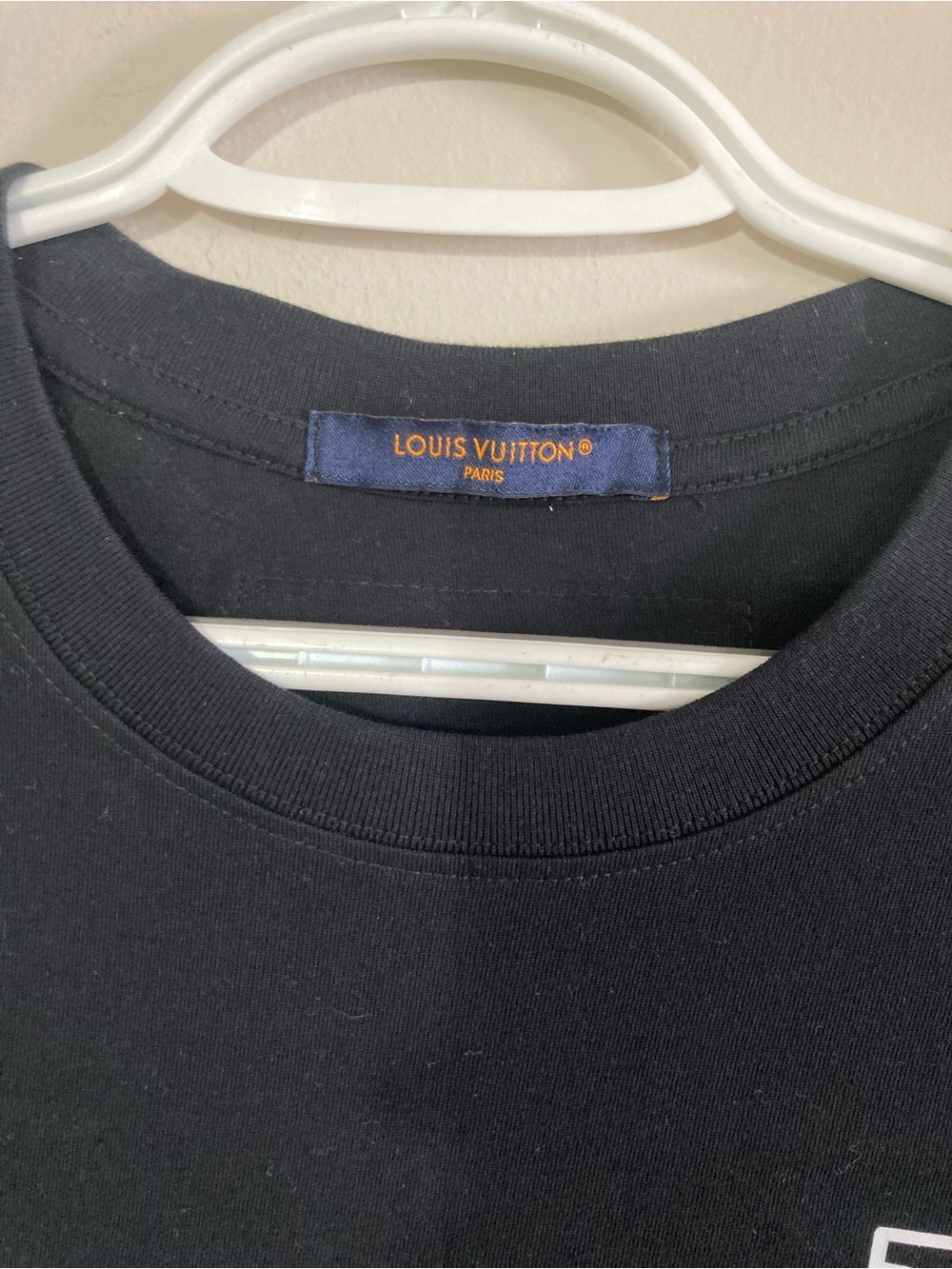 Louis Vuitton Black Crewneck T-Shirt with White LV Chest Logo - Picture 2 of 4